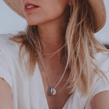 Load image into Gallery viewer, Silver Kiki Seashell necklace