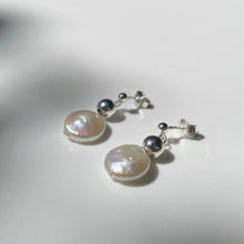 Load image into Gallery viewer, Silver Flat Pearl earrings