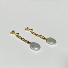 Load image into Gallery viewer, Gold Flat Pearl Chain earrings