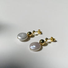 Load image into Gallery viewer, Gold Flat Pearl earrings