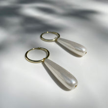 Load image into Gallery viewer, Gold Tear Pearl Creole earrings