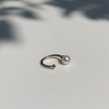 Load image into Gallery viewer, Gold Pearl ear cuff